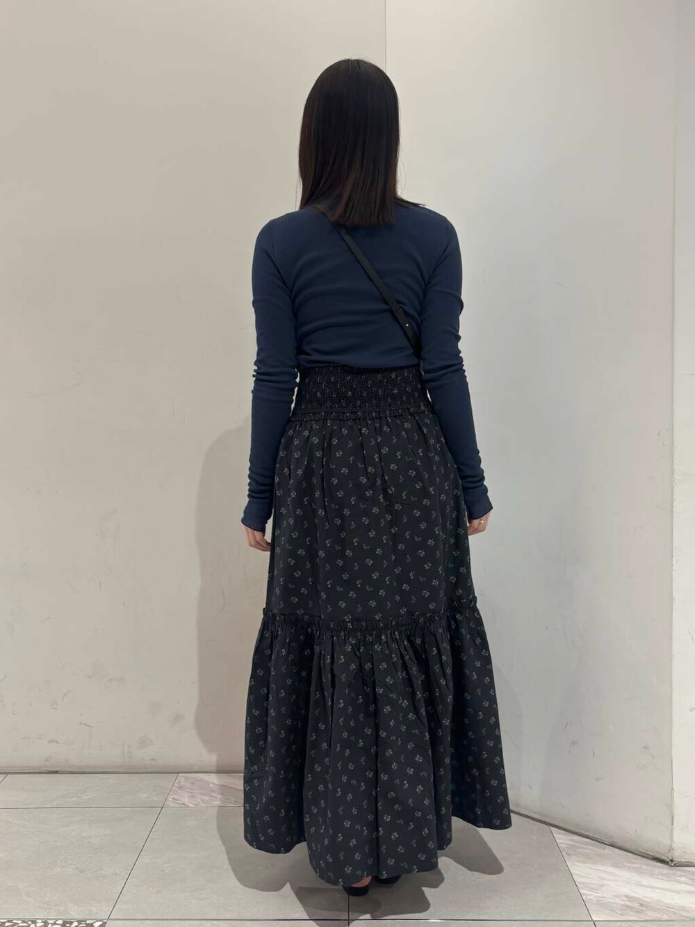 ブラック系のパンプス、ブルー系のTシャツ/カットソー、ブルー系のTシャツ/カットソーを着用したレディースの春コーディネートの4枚目の写真