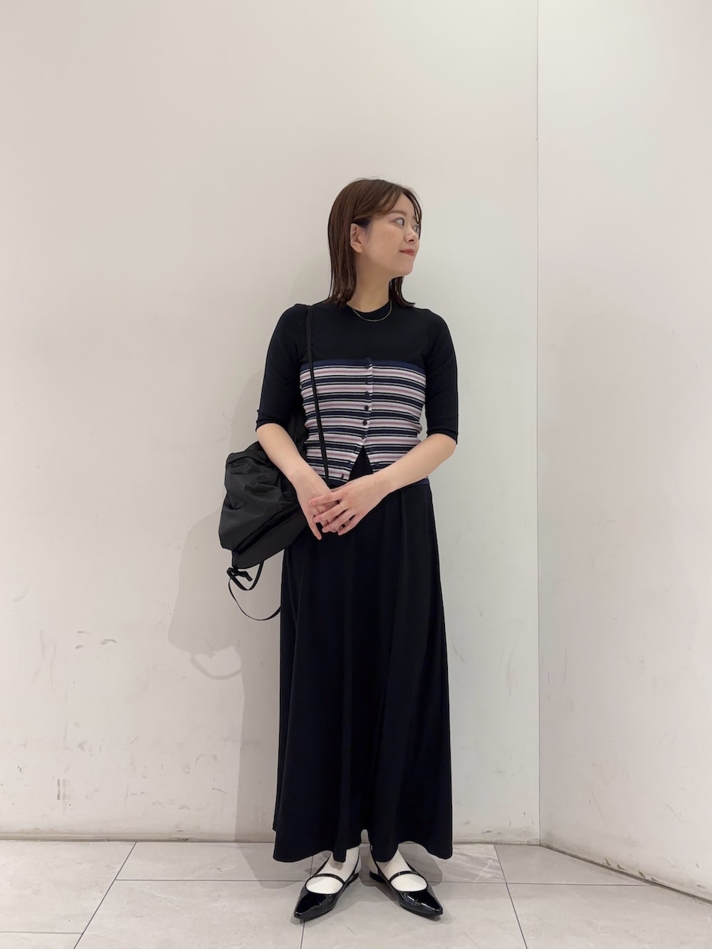 ブルー系のニット/セーター、ブルー系のワンピース、ブラック系のパンプスを着用したレディースの冬コーディネートの3枚目の写真