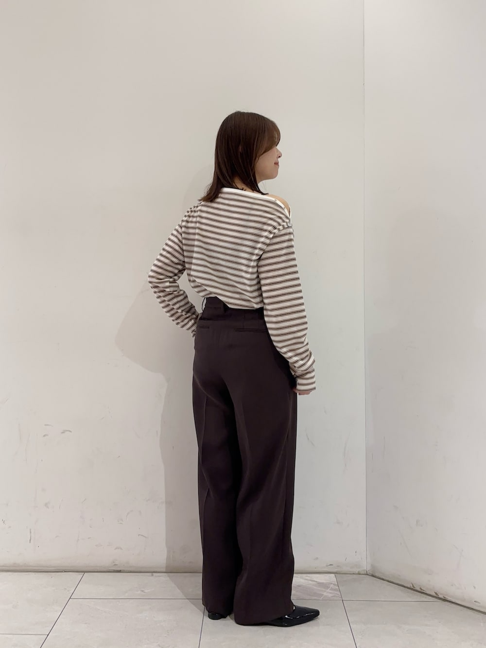 ホワイト系のTシャツ/カットソー、ブラウン系のその他パンツ、ブラック系のパンプスを着用したレディースの春コーディネートの2枚目の写真