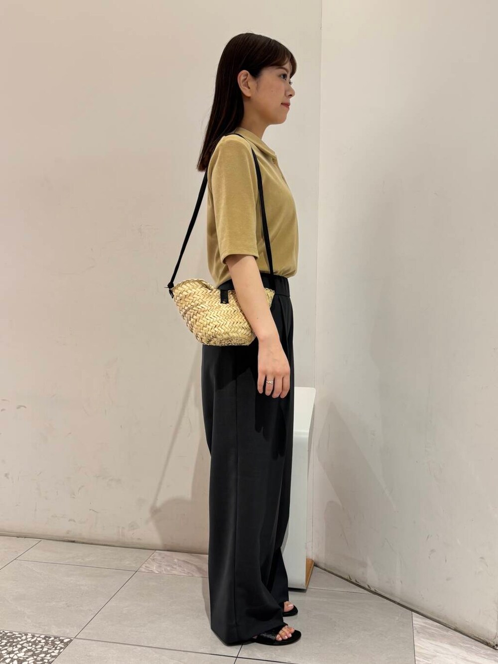 グレー系のその他パンツ、イエロー系のTシャツ/カットソーを着用したレディースの春コーディネートの3枚目の写真