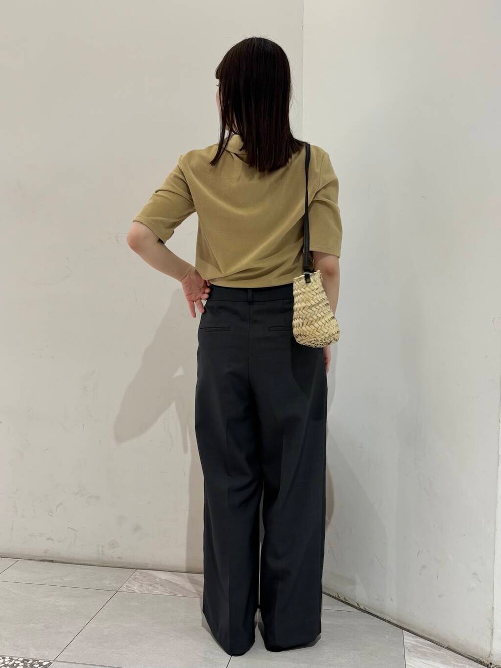 グレー系のその他パンツ、イエロー系のTシャツ/カットソーを着用したレディースの春コーディネートの4枚目の写真