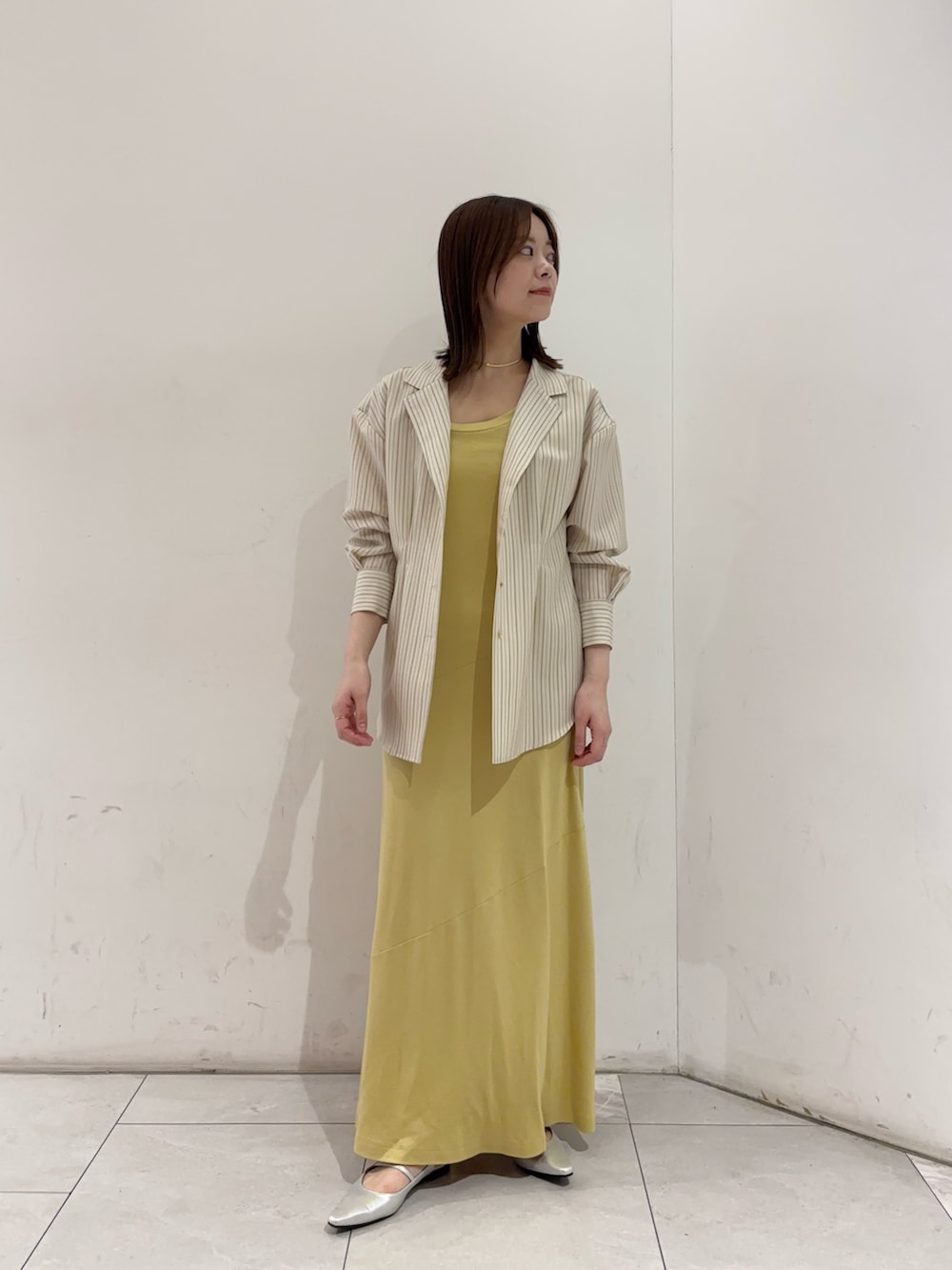 その他のシャツ/ブラウス、シルバー系のパンプス、ホワイト系のワンピースを着用したレディースの春コーディネートの2枚目の写真