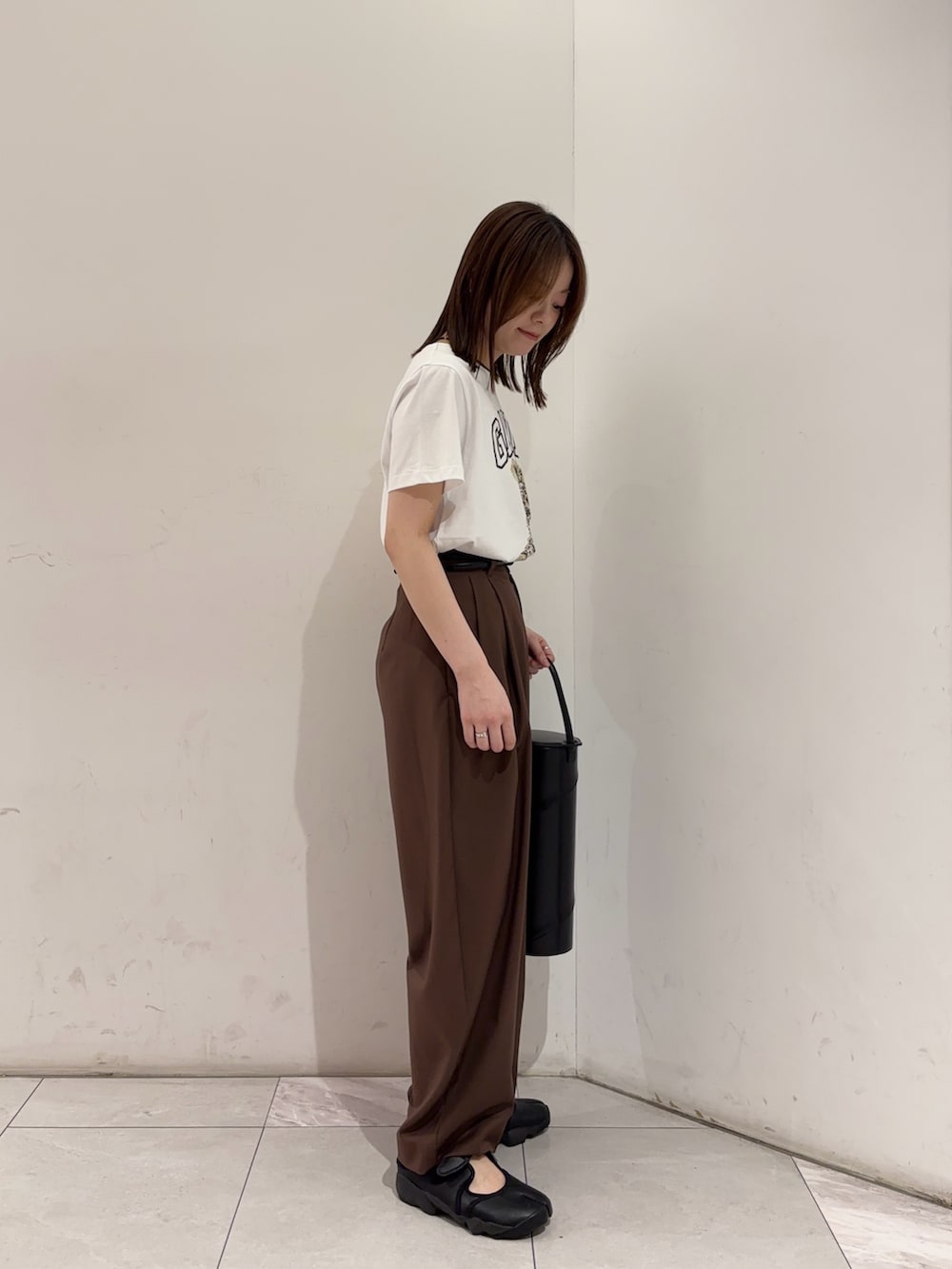その他のTシャツ/カットソー、ブラウン系のその他パンツ、ブラック系のスニーカーを着用したレディースの春コーディネートの2枚目の写真