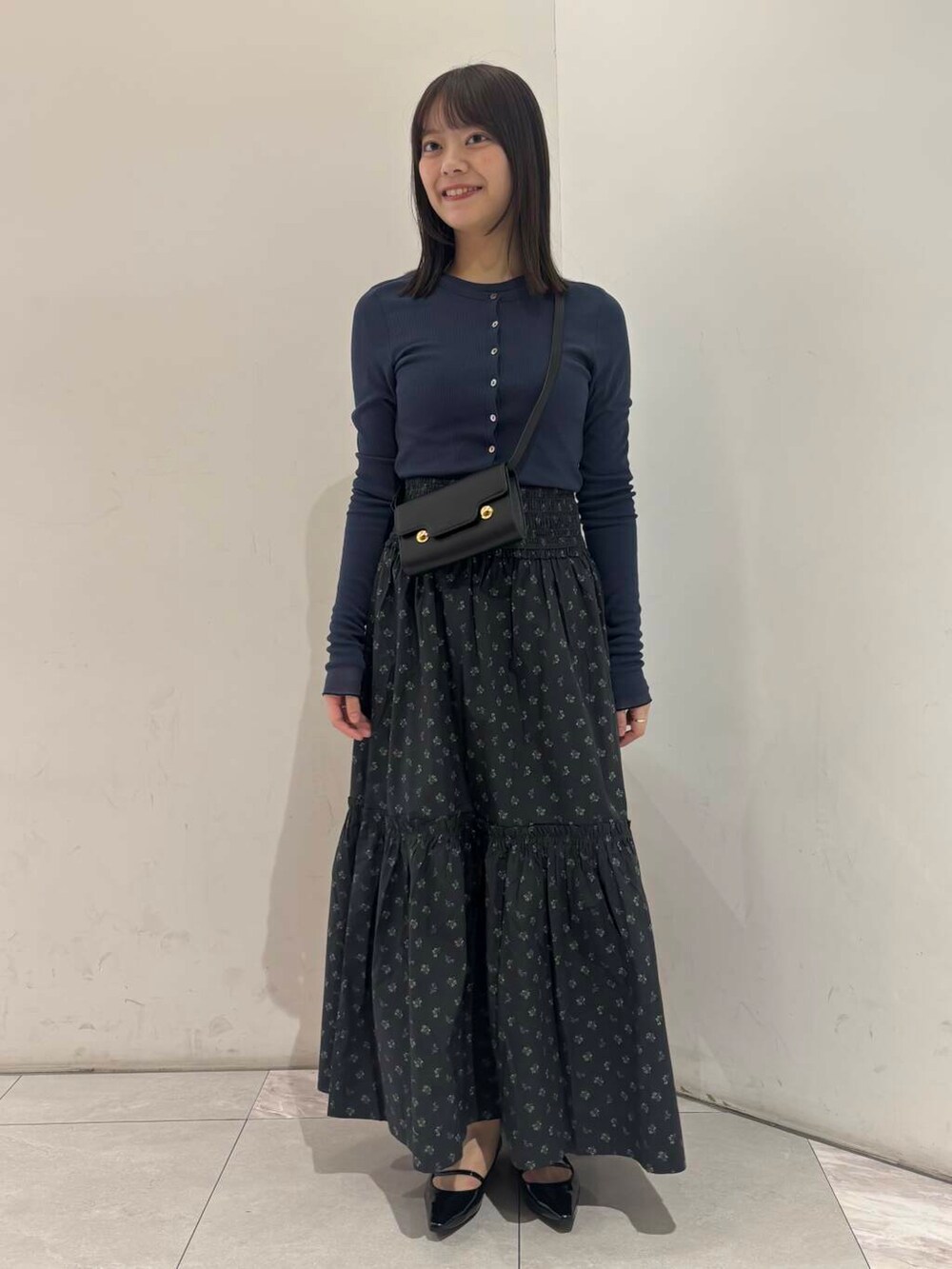 ブラック系のパンプス、ブルー系のTシャツ/カットソー、ブルー系のTシャツ/カットソーを着用したレディースの春コーディネートの2枚目の写真