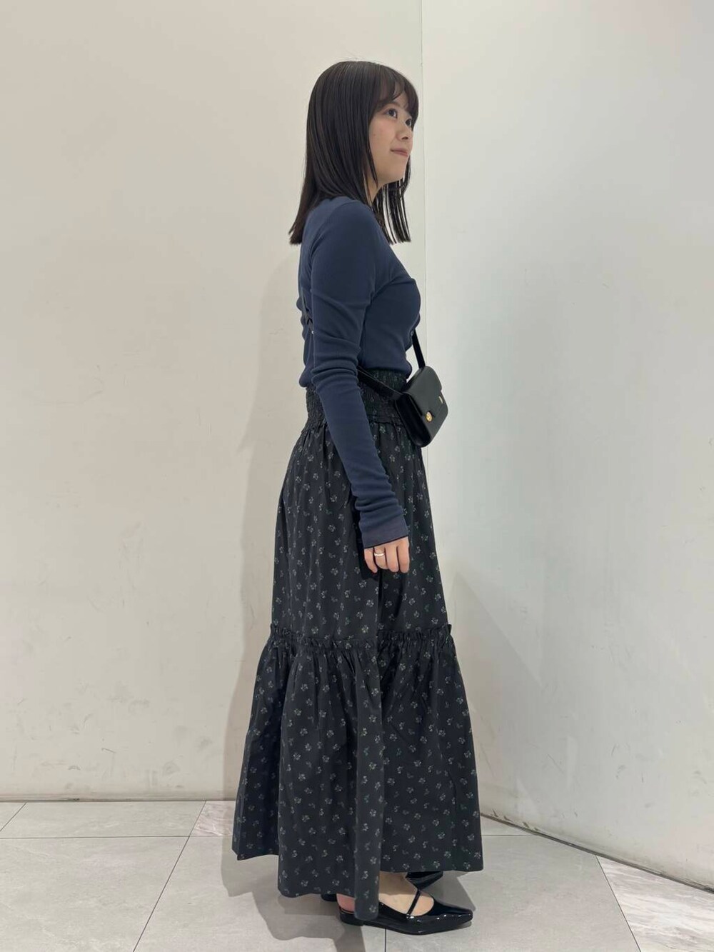 ブラック系のパンプス、ブルー系のTシャツ/カットソー、ブルー系のTシャツ/カットソーを着用したレディースの春コーディネートの3枚目の写真
