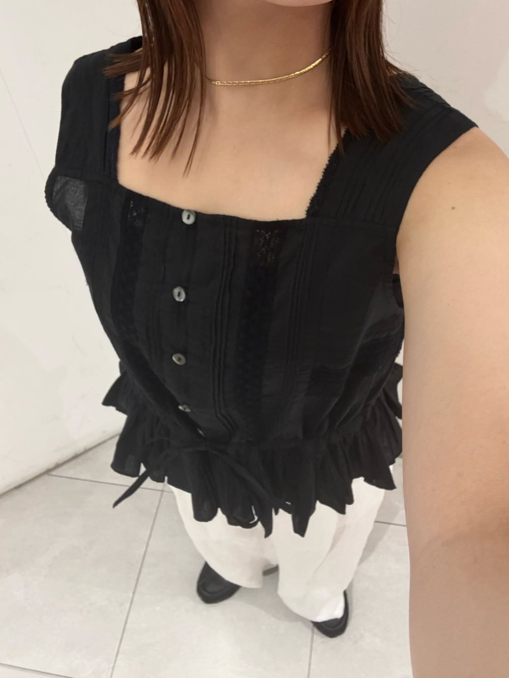 ブラック系のシャツ/ブラウス、ホワイト系のその他パンツ、ブラック系のスニーカーを着用したレディースの夏コーディネートの2枚目の写真