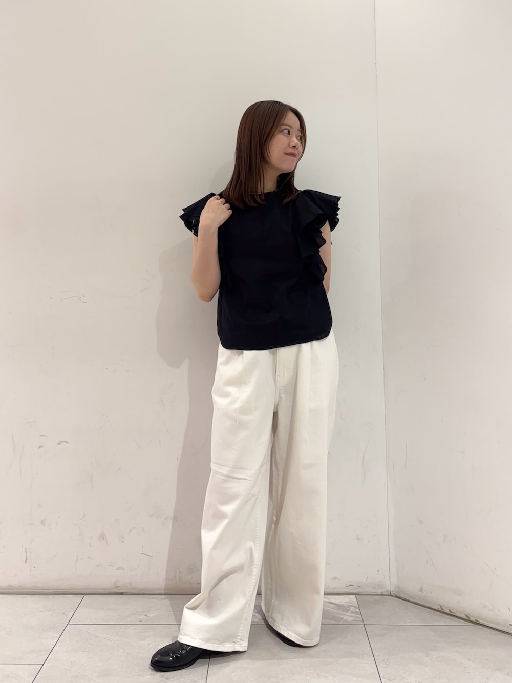 ブラック系のシャツ/ブラウス、ホワイト系のデニムパンツを着用したレディースの夏コーディネートの2枚目の写真