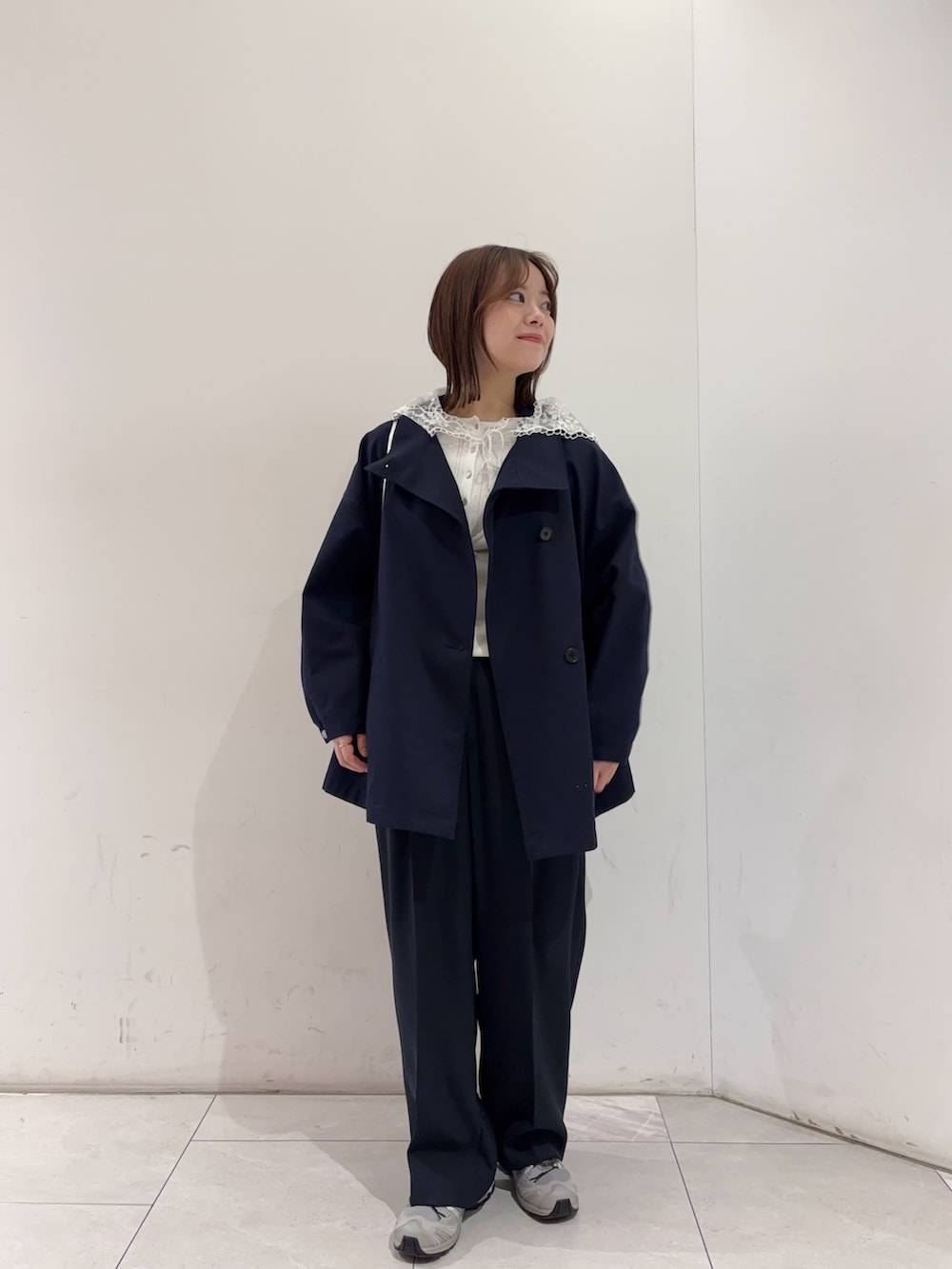 ブルー系のトレンチコート、ホワイト系のニット/セーター、ホワイト系のニット/セーターを着用したレディースの冬コーディネートの5枚目の写真