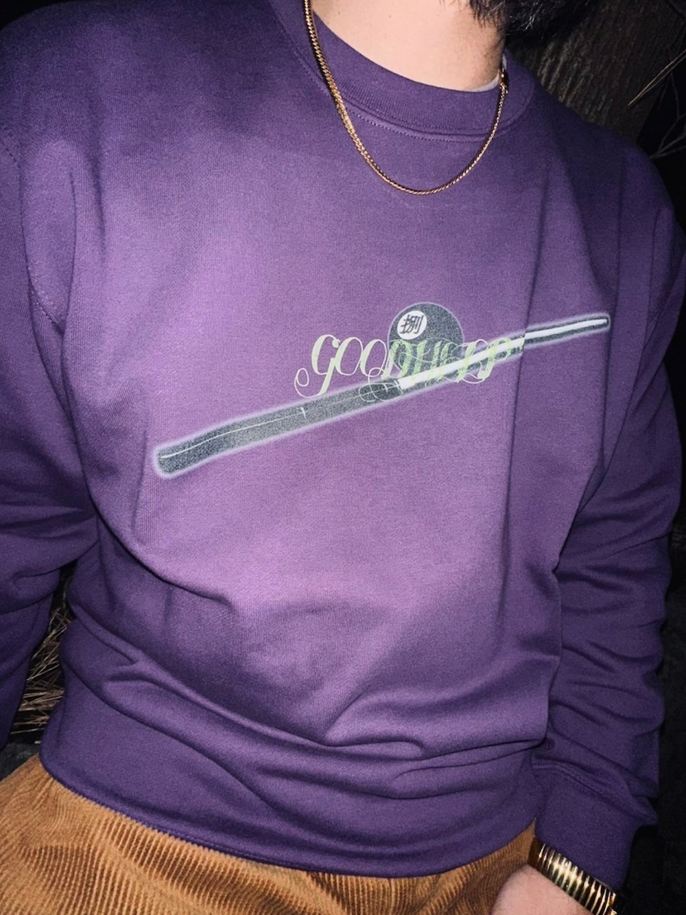 パープル系のスウェット、シルバー系のブレスレット、シルバー系のリングを着用したメンズの春コーディネートの3枚目の写真