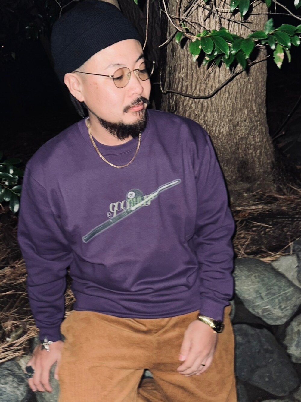 パープル系のスウェット、シルバー系のブレスレット、シルバー系のリングを着用したメンズの春コーディネートの2枚目の写真