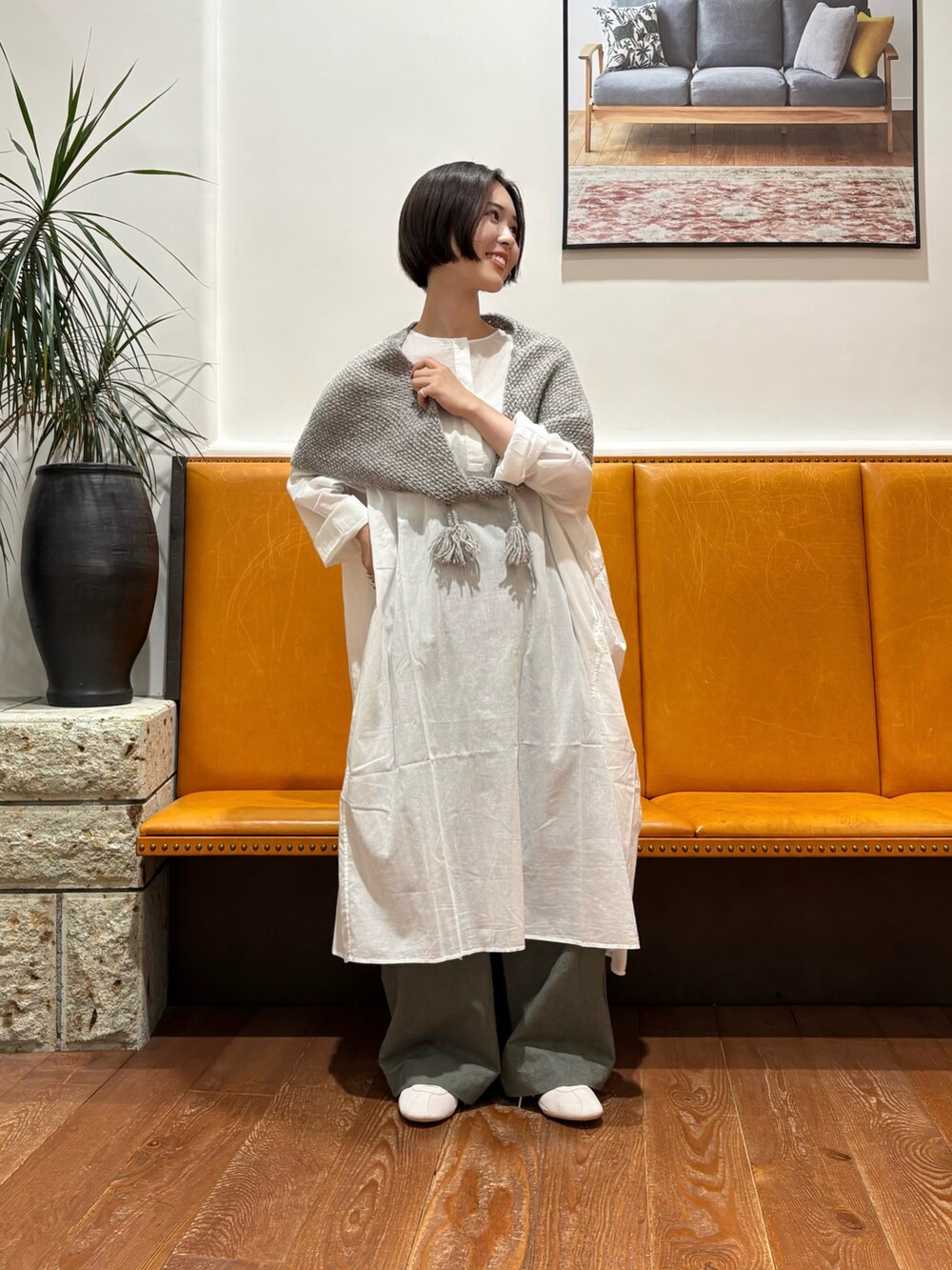 ホワイト系のチュニック、グリーン系のその他パンツ、ホワイト系のスニーカーを着用したレディースの秋コーディネートの2枚目の写真