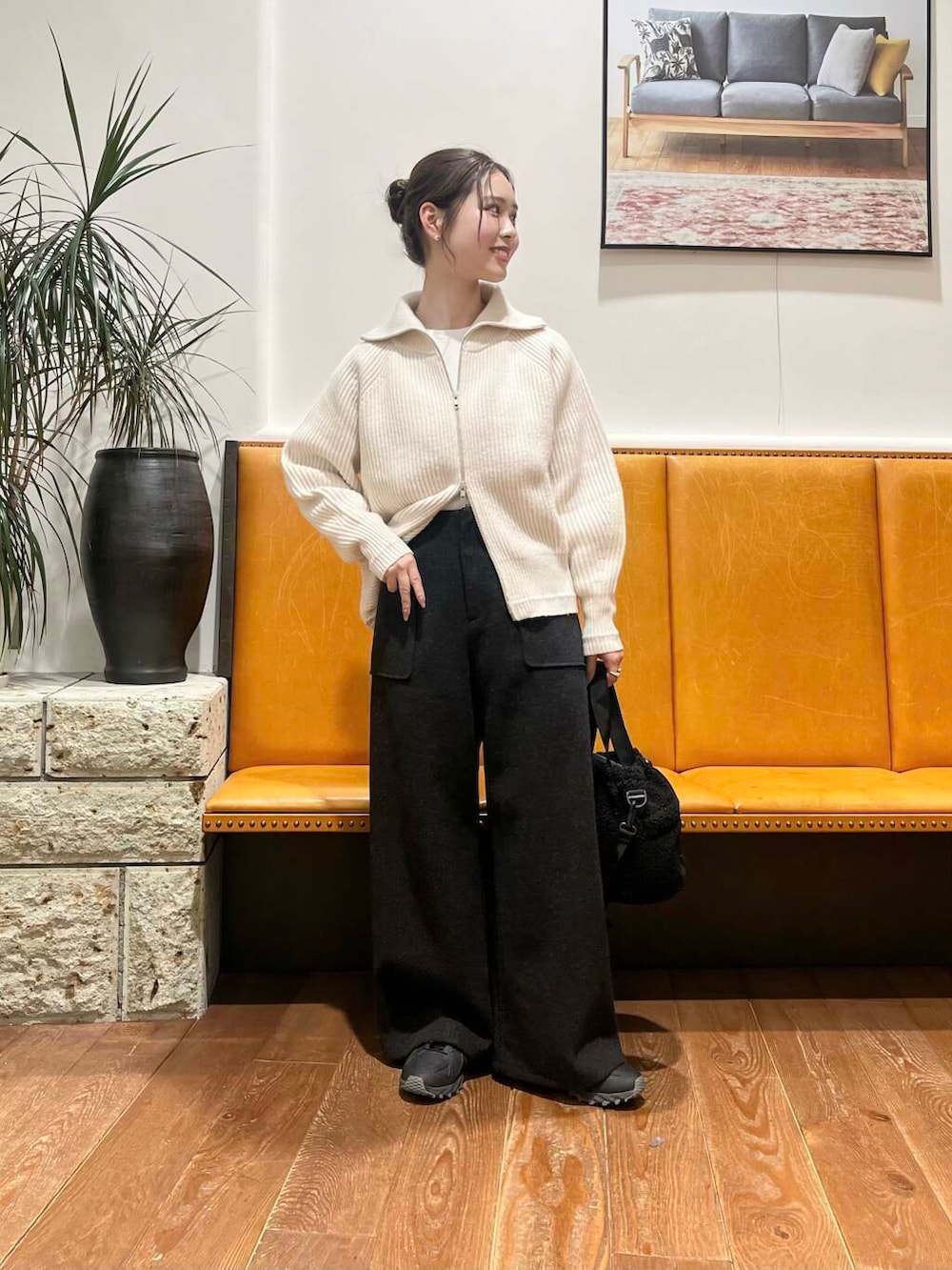 ホワイト系のカーディガン/ボレロ、ホワイト系のTシャツ/カットソー、グレー系のその他パンツを着用したレディースの冬コーディネートの3枚目の写真