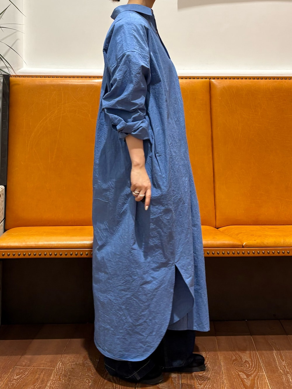 ブルー系のワンピース、ブルー系のその他パンツを着用したレディースの冬コーディネートの3枚目の写真