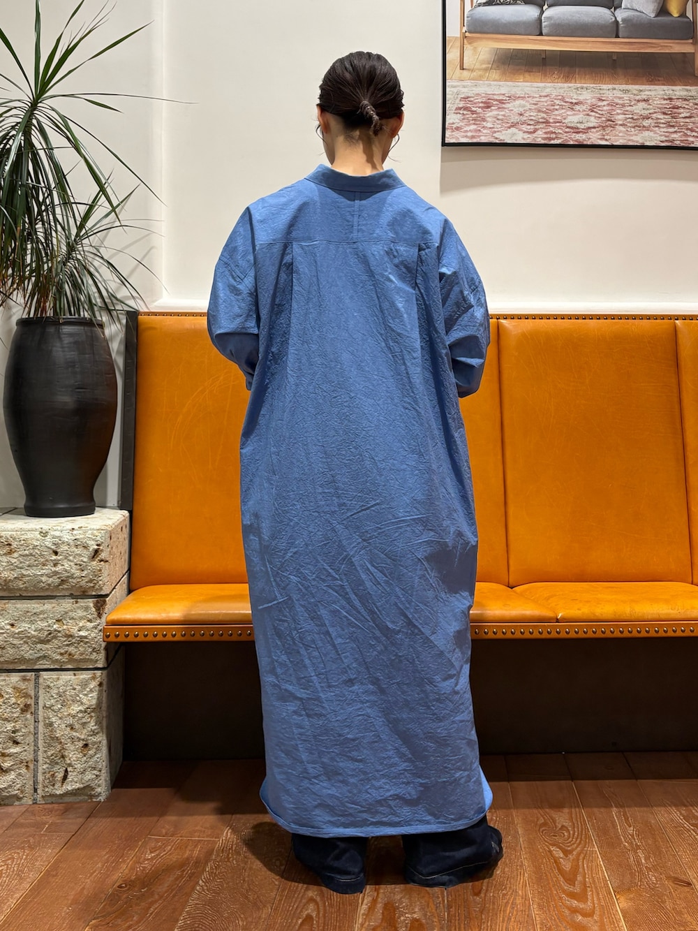 ブルー系のワンピース、ブルー系のその他パンツを着用したレディースの冬コーディネートの2枚目の写真