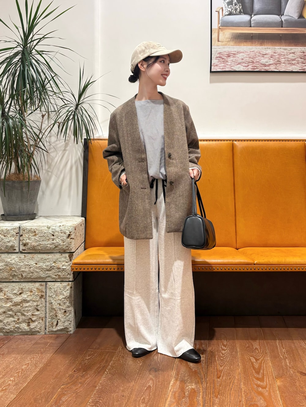 ホワイト系のTシャツ/カットソー、ブラウン系のノーカラージャケット、ホワイト系のその他パンツを着用したレディースの秋コーディネートの2枚目の写真