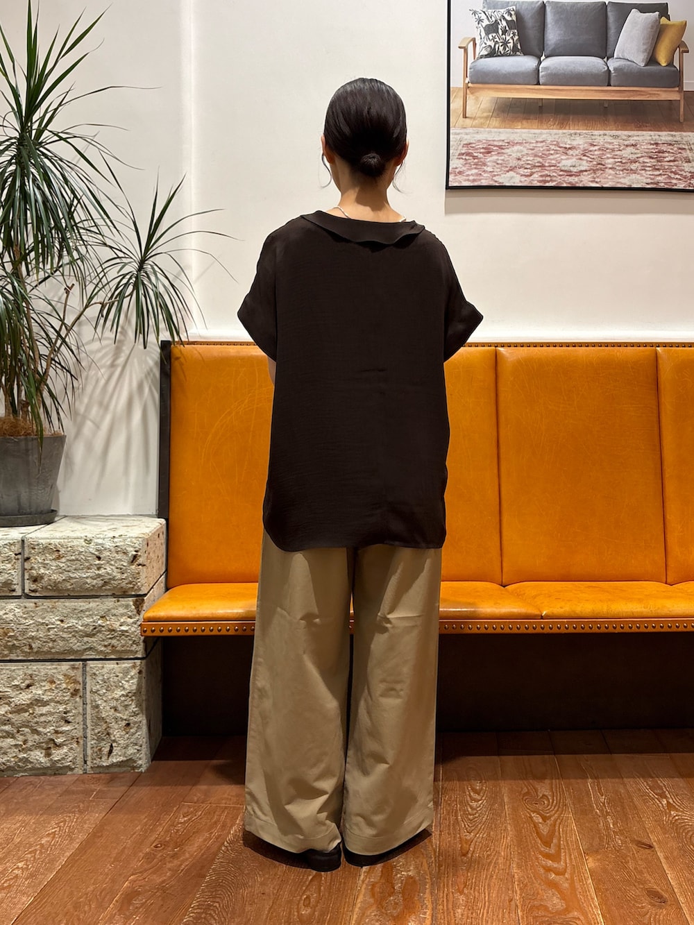ブラック系のその他シューズ、ベージュ系のその他パンツ、ブラウン系のシャツ/ブラウスを着用したレディースの夏コーディネートの2枚目の写真