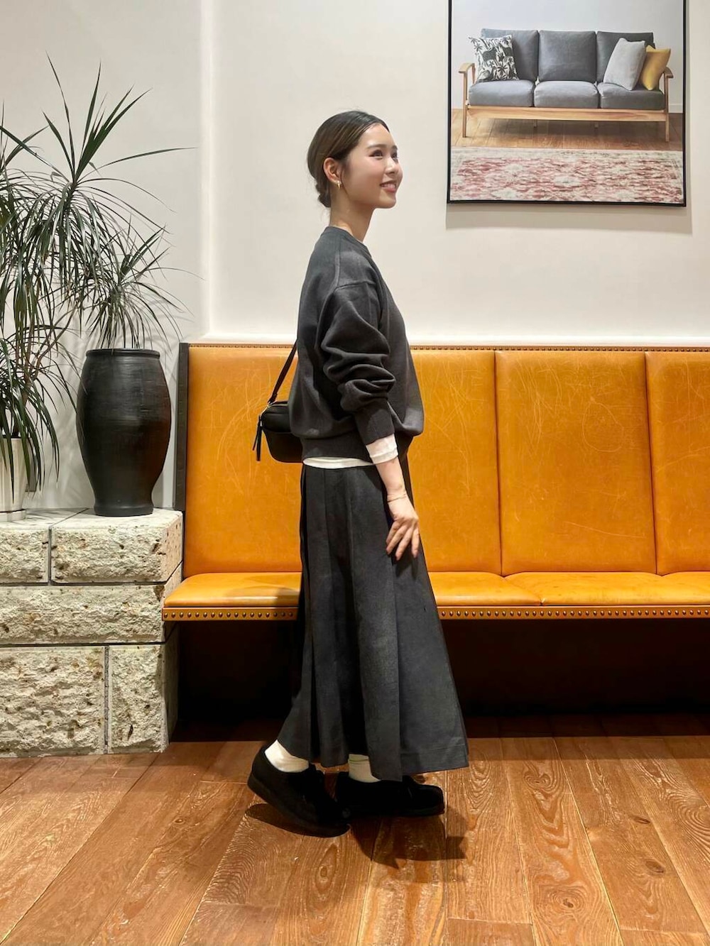 グレー系のその他アウター、ホワイト系のTシャツ/カットソー、ブラック系のブーツを着用したレディースの秋コーディネートの4枚目の写真