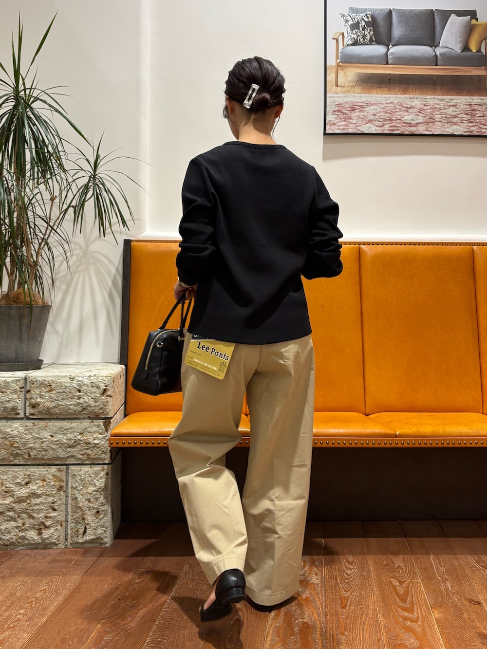 ブラック系のカーディガン/ボレロ、ブラック系のボストンバッグ、ブラック系のサンダルを着用したレディースの春コーディネートの2枚目の写真