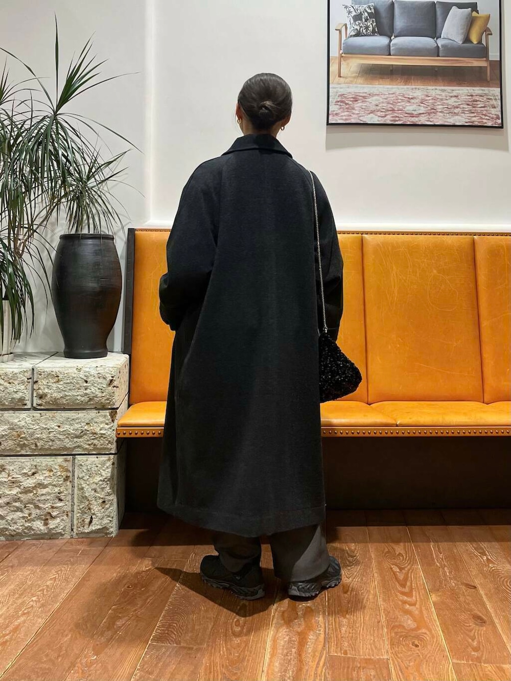 ブラック系のショルダーバッグ、グレー系のその他アウター、ブルー系のTシャツ/カットソーを着用したレディースの冬コーディネートの3枚目の写真