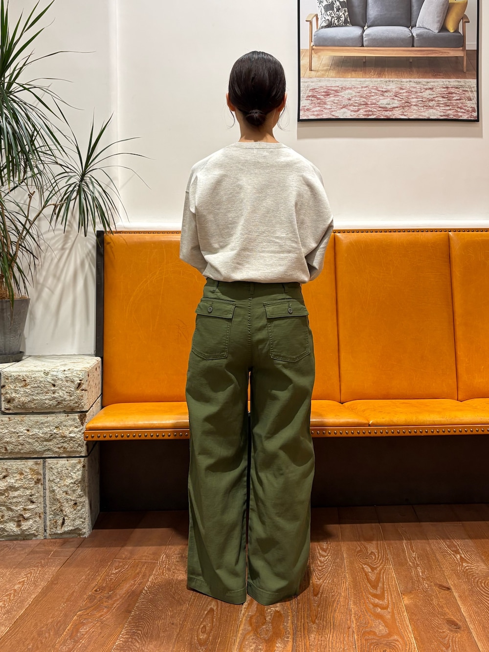 グリーン系のその他パンツ、ブラック系のショルダーバッグ、ベージュ系のその他トップスを着用したレディースの秋コーディネートの2枚目の写真