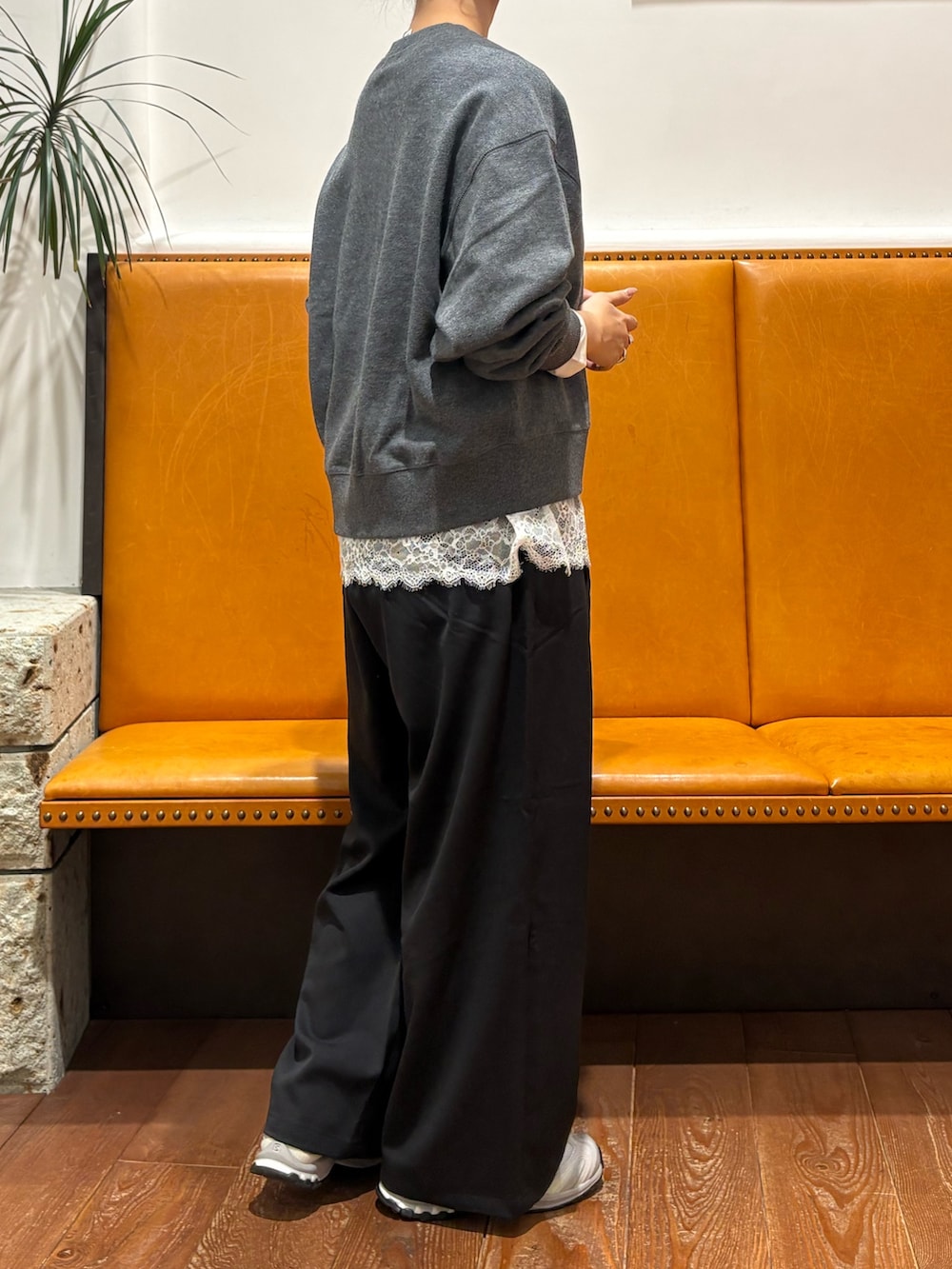 ブラック系のその他パンツ、ホワイト系のTシャツ/カットソー、グレー系のカーディガン/ボレロを着用したレディースの秋コーディネートの2枚目の写真