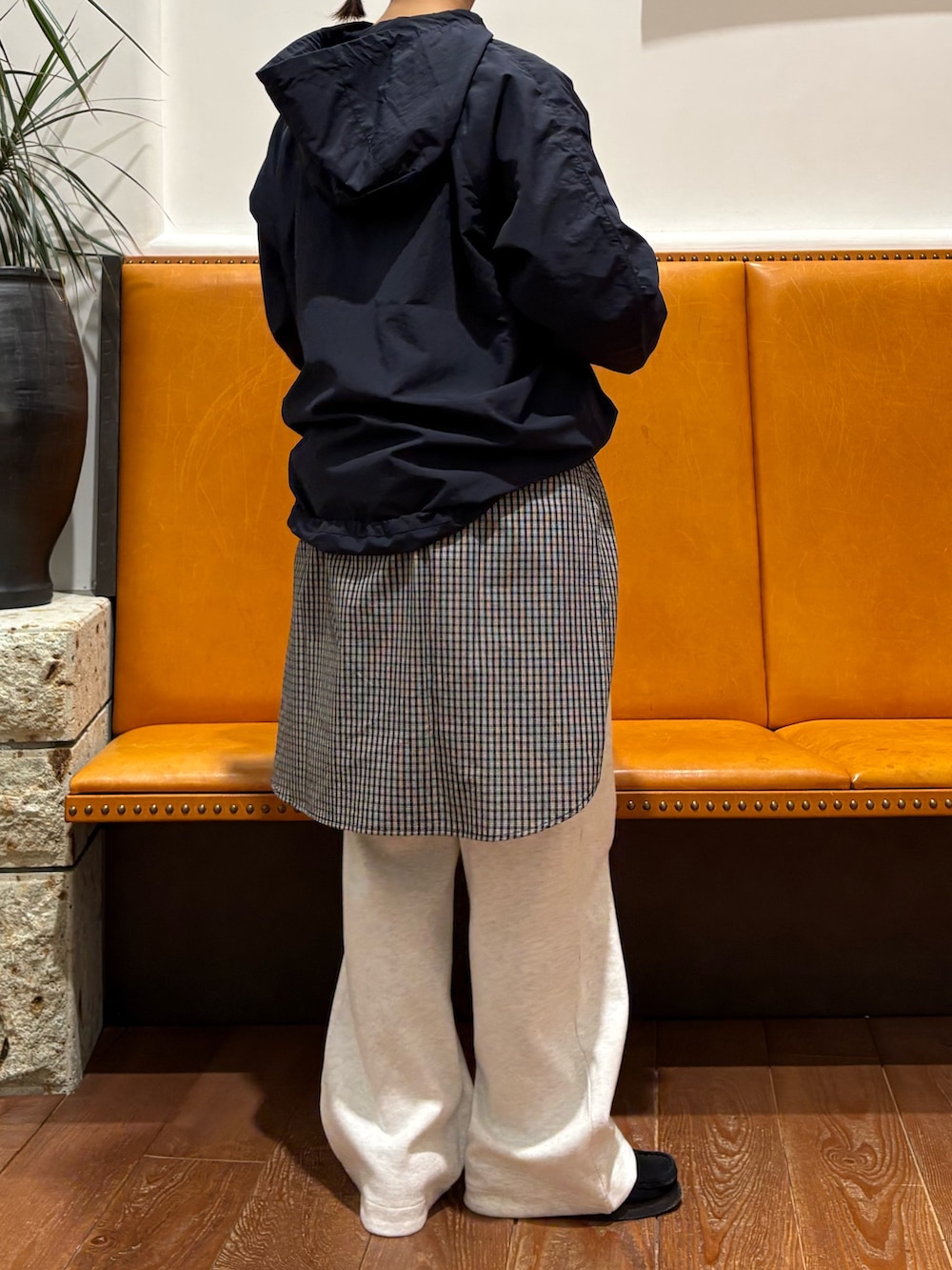 ブルー系のナイロンジャケット、ブラック系のシャツ/ブラウス、グレー系のその他パンツを着用したレディースの冬コーディネートの2枚目の写真