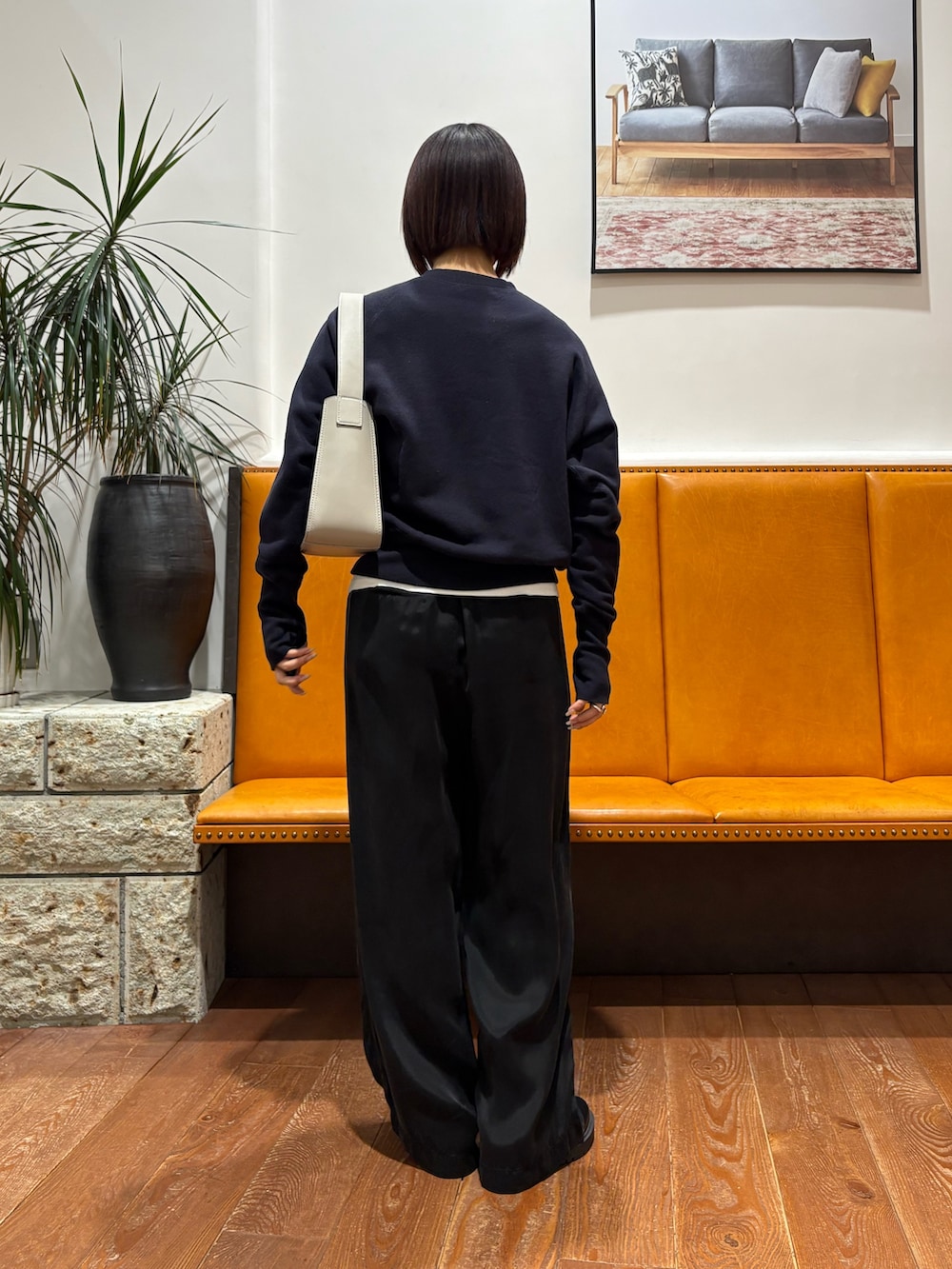 ブラック系のその他パンツ、ブラック系のブーツ、グレー系のハンドバッグを着用したレディースの秋コーディネートの2枚目の写真