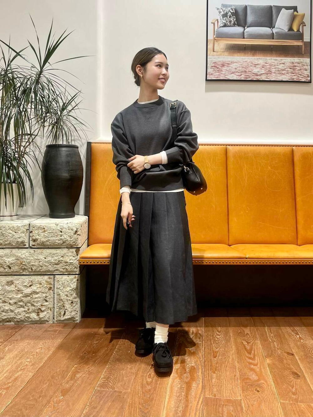 グレー系のその他アウター、ホワイト系のTシャツ/カットソー、ブラック系のブーツを着用したレディースの秋コーディネートの3枚目の写真