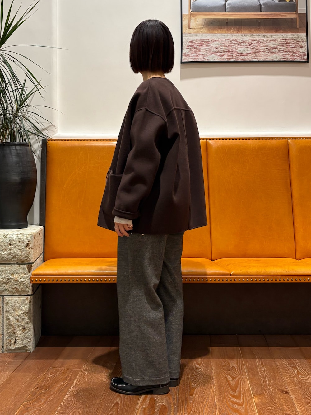 ブラウン系のその他パンツ、ホワイト系のTシャツ/カットソー、グレー系のカーディガン/ボレロを着用したレディースの秋コーディネートの2枚目の写真