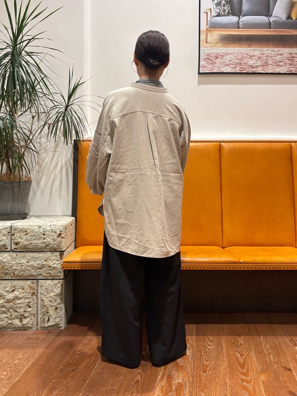 ベージュ系のシャツ/ブラウス、ブラック系のスリッポン、ブラック系のその他パンツを着用したレディースの秋コーディネートの2枚目の写真