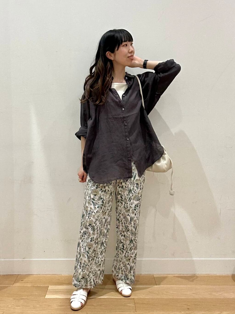 ホワイト系のショルダーバッグ、ホワイト系のサンダル、ベージュ系のその他パンツを着用したレディースの夏コーディネートの3枚目の写真