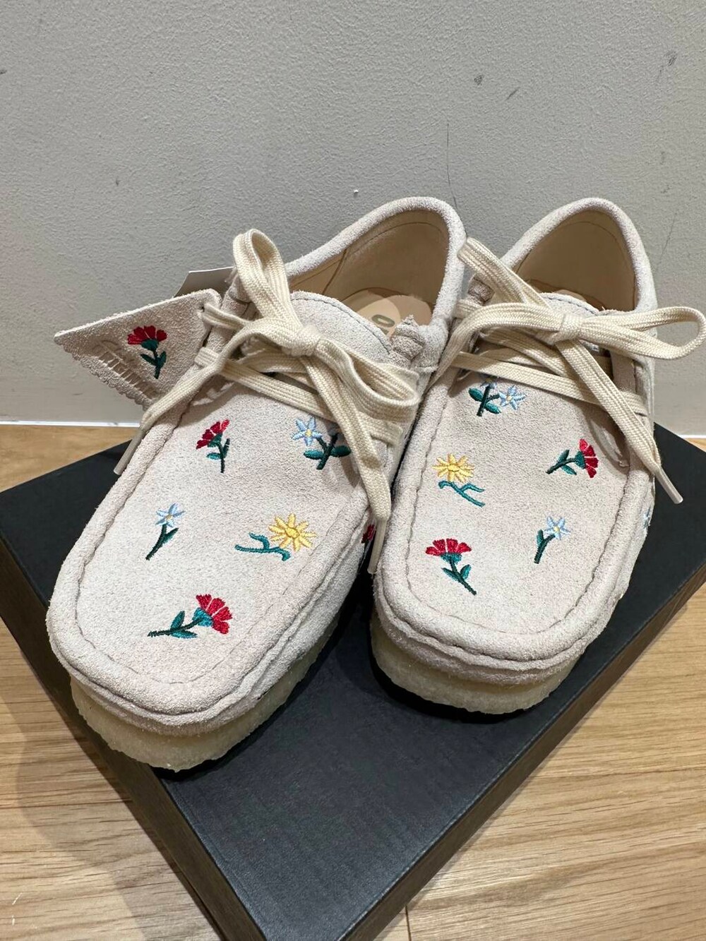 ピンク系のその他パンツ、ブラック系のベスト、ホワイト系のシャツ/ブラウスを着用したレディースの春コーディネートの4枚目の写真