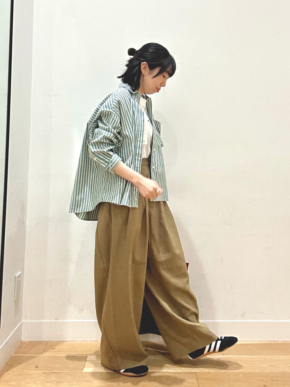 ホワイト系のTシャツ/カットソー、グリーン系のシャツ/ブラウス、イエロー系のその他パンツを着用したレディースの秋コーディネートの3枚目の写真