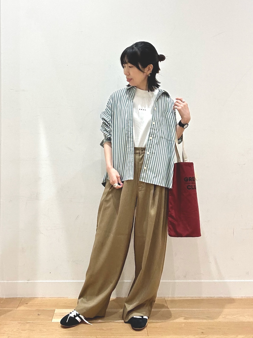 ホワイト系のTシャツ/カットソー、グリーン系のシャツ/ブラウス、イエロー系のその他パンツを着用したレディースの秋コーディネートの2枚目の写真