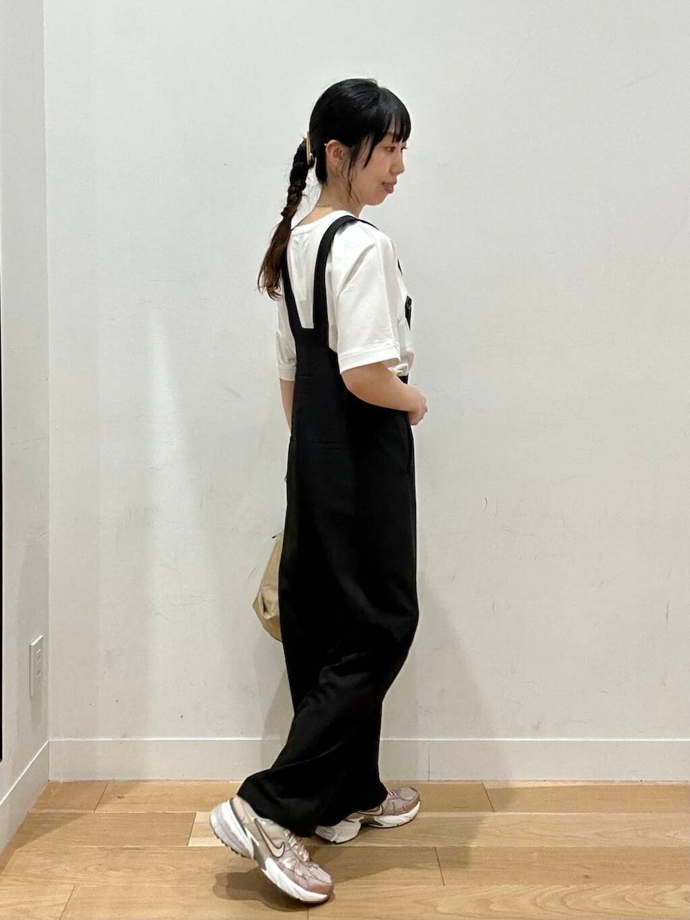 ベージュ系のスニーカー、ベージュ系のショルダーバッグ、ホワイト系のTシャツ/カットソーを着用したレディースの夏コーディネートの2枚目の写真