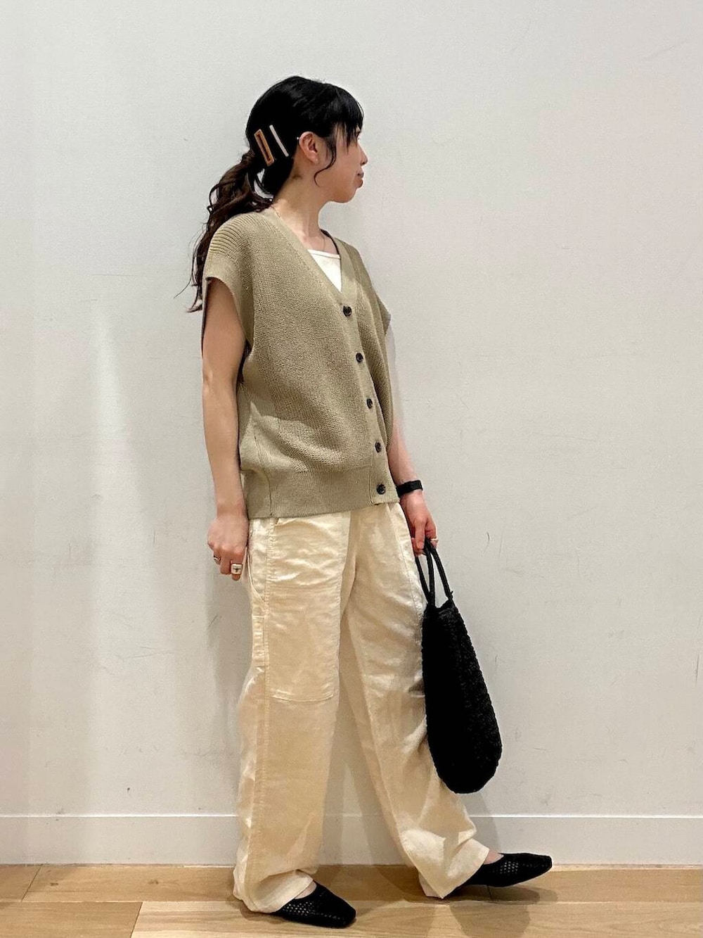 「大人カジュアル、サマーニット、休日スタイル、doors、30代、淡色コーデ、ベストコーデ、旅行コーデ、骨格ウェーブ」｜「URBAN RESEARCH DOORSのペーパートートバッグ（トートバッグ、ブラック系）」を使った、kco_doorsさん（レディース・158cm）の春コーディネートの3枚目の写真