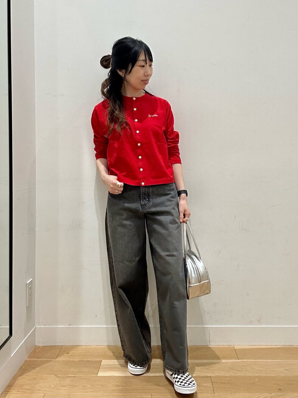 レッド系のカーディガン/ボレロ、ブラック系のデニムパンツ、シルバー系のボストンバッグを着用したレディースの夏コーディネートの2枚目の写真