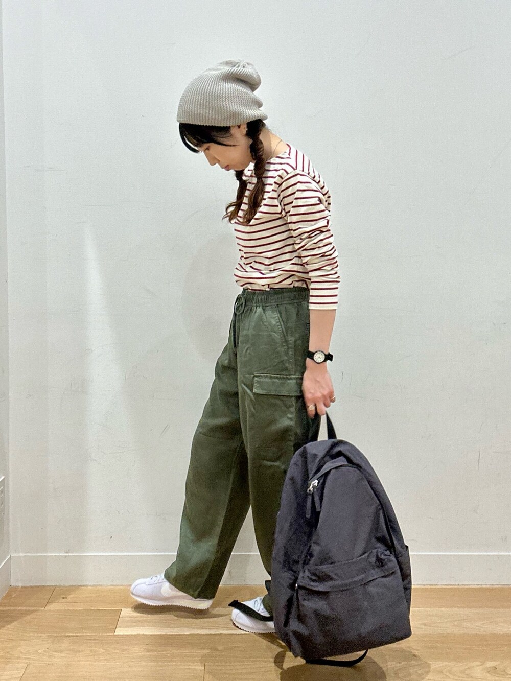 グリーン系のその他パンツ、レッド系のTシャツ/カットソー、グレー系のニットキャップ/ビーニーを着用したレディースの夏コーディネートの6枚目の写真