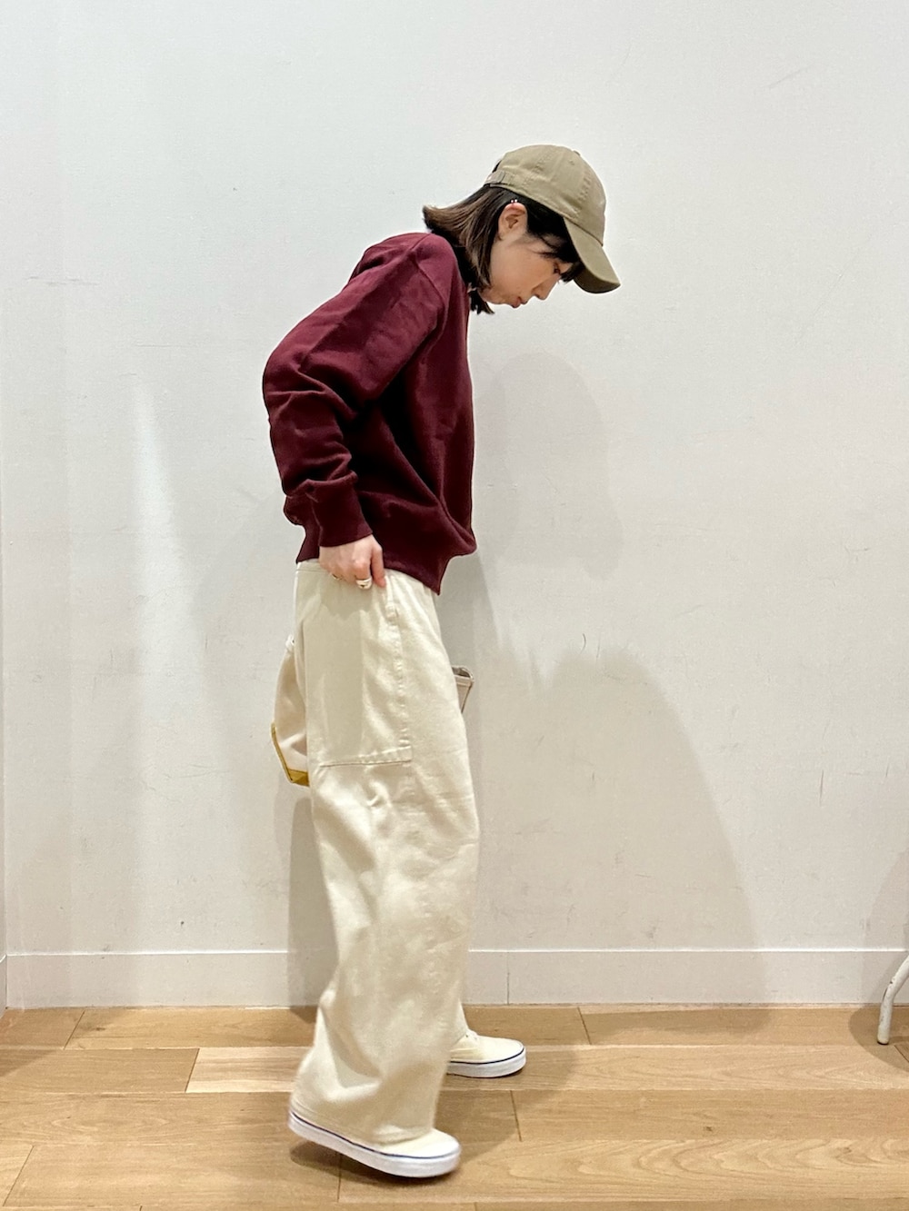 ブラウン系のスウェット、ホワイト系のその他パンツ、ホワイト系のトートバッグを着用したレディースの秋コーディネートの2枚目の写真