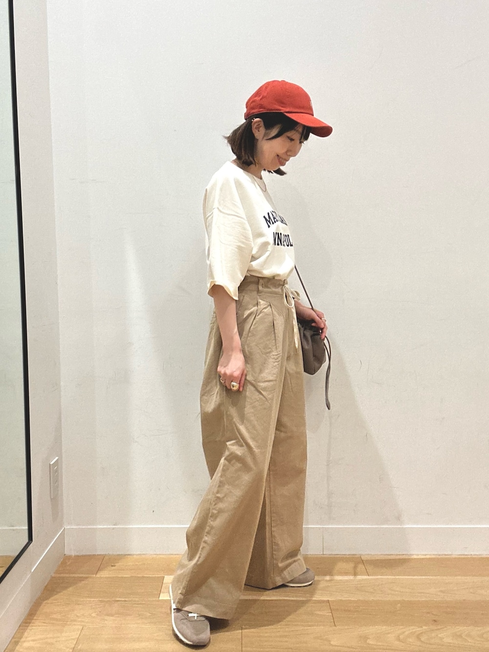 ホワイト系のTシャツ/カットソー、ベージュ系のその他パンツ、ベージュ系のスニーカーを着用したレディースの秋コーディネートの3枚目の写真