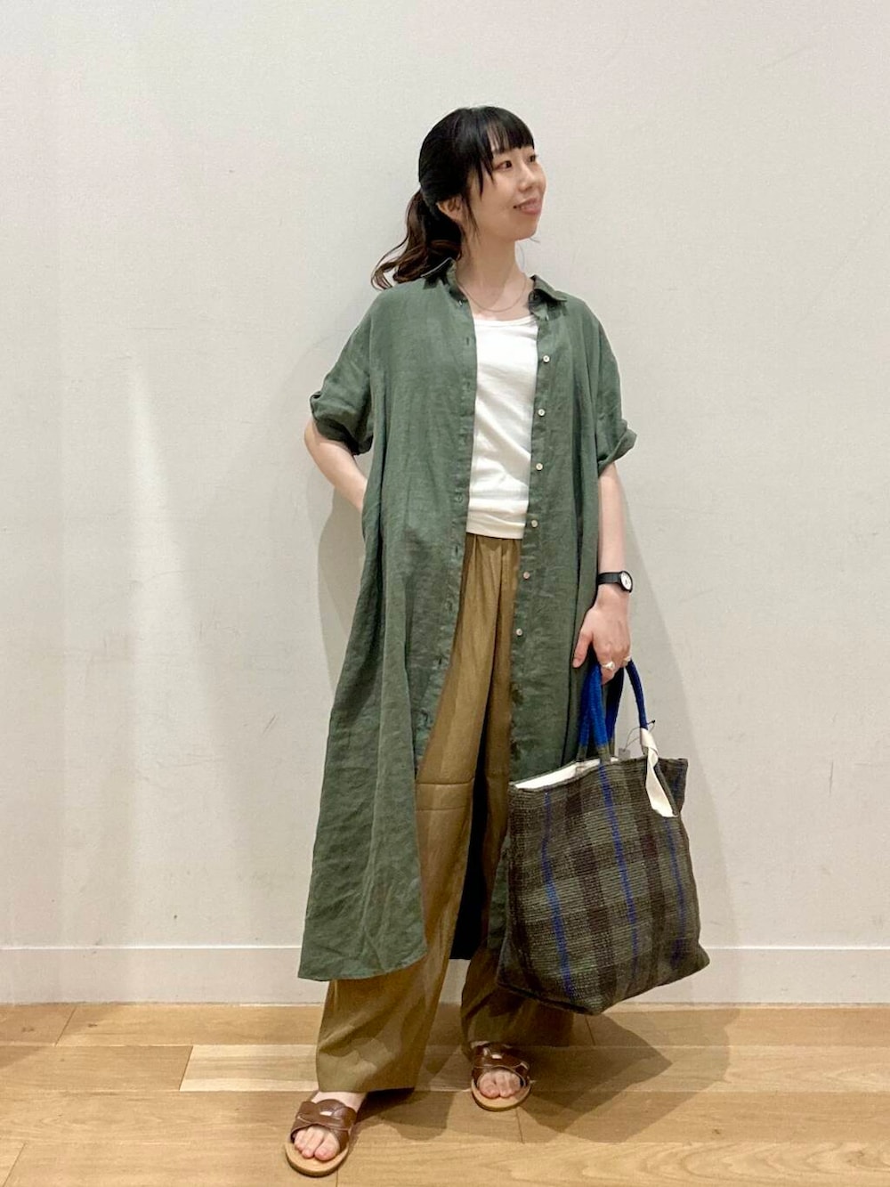 「イージーパンツ、シャツワンピース、リネン、休日スタイル、doors、30代、サンダルコーデ、リラックスコーデ、ワンピーススタイル、旅行コーデ、骨格ウェーブ、暑い、帰省コーデ、洒落見えイージーパンツ×サンダル、私が選ぶセールアイテム25ss」｜「URBAN RESEARCH DOORSのリップルベーシックタンクトップ（タンクトップ、ホワイト系）」を使った、kco_doorsさん（レディース・158cm）の夏コーディネートの2枚目の写真