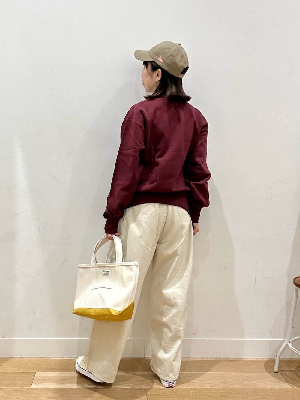 ブラウン系のスウェット、ホワイト系のその他パンツ、ホワイト系のトートバッグを着用したレディースの秋コーディネートの3枚目の写真