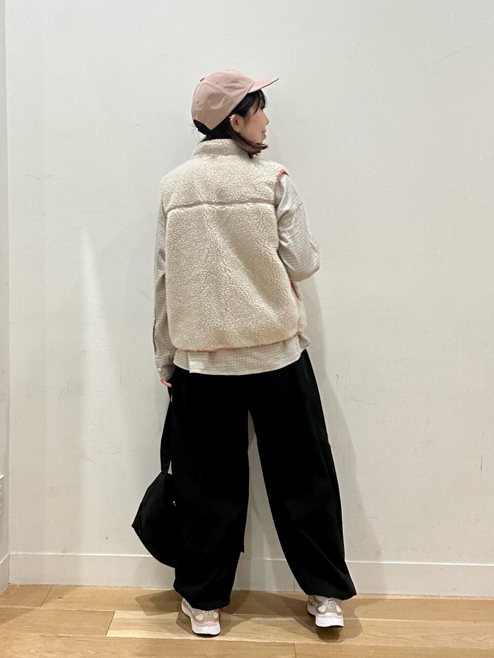 ホワイト系のシャツ/ブラウス、ピンク系のベスト、ピンク系のスニーカーを着用したレディースの秋コーディネートの3枚目の写真