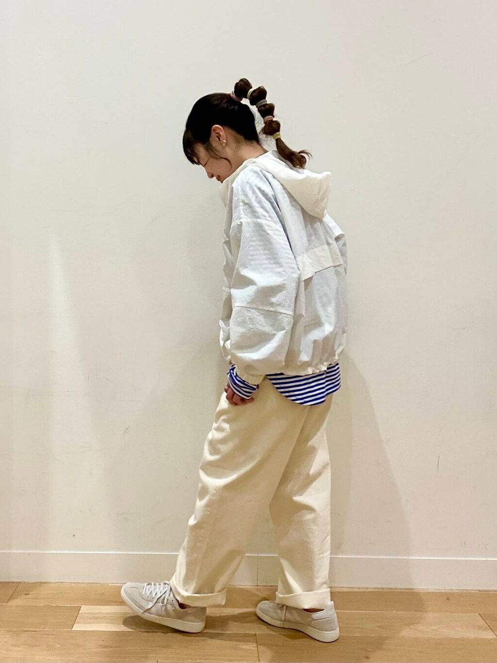 ホワイト系のデニムパンツ、ホワイト系のパーカー、ブルー系のTシャツ/カットソーを着用したレディースの春コーディネートの4枚目の写真