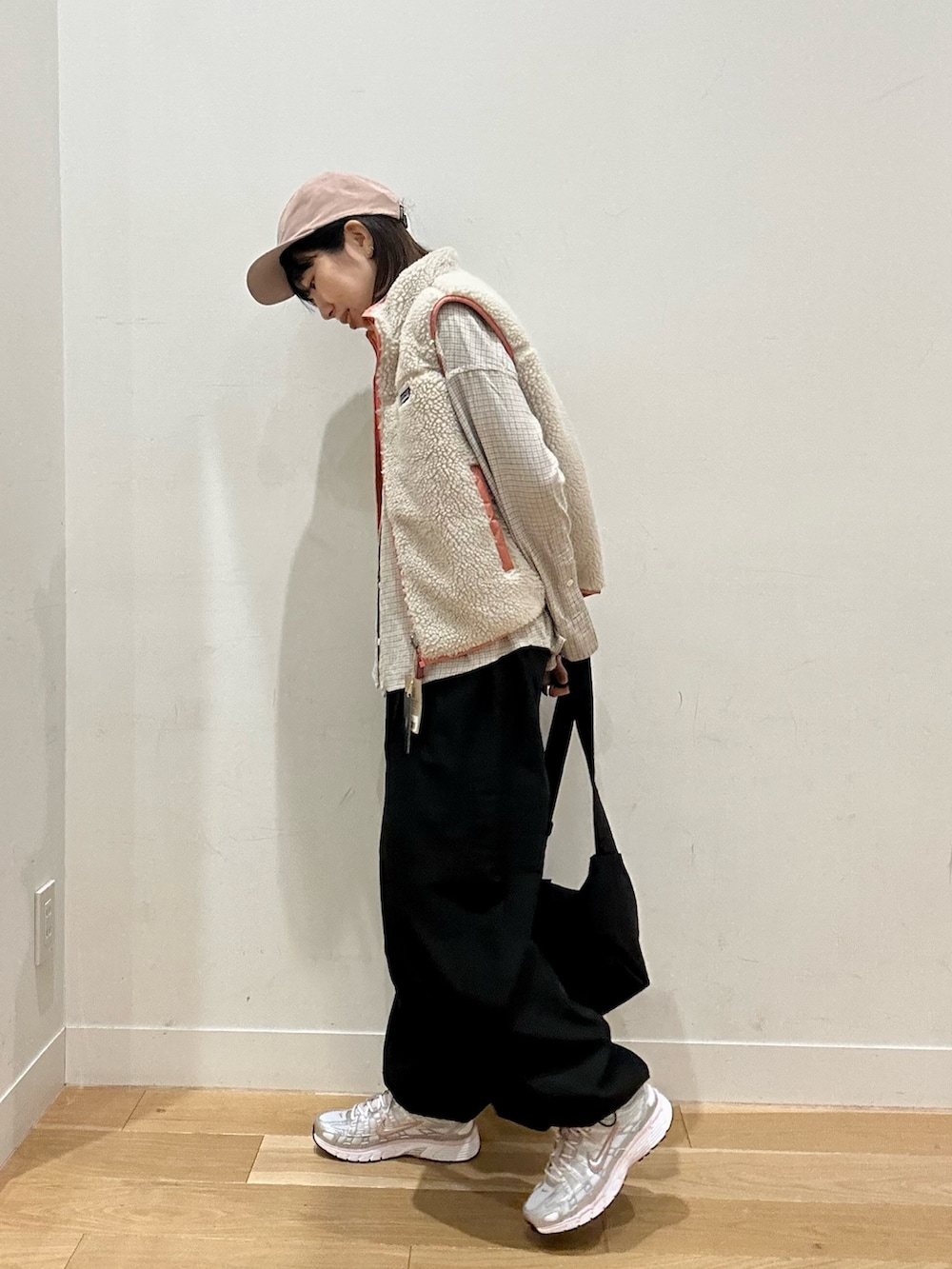 ホワイト系のシャツ/ブラウス、ピンク系のベスト、ピンク系のスニーカーを着用したレディースの秋コーディネートの4枚目の写真