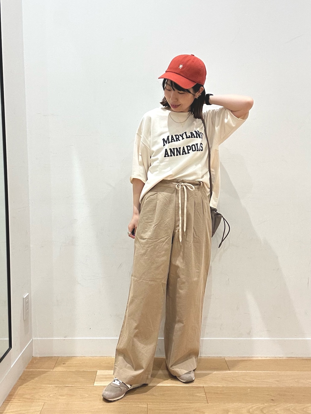 ホワイト系のTシャツ/カットソー、ベージュ系のその他パンツ、ベージュ系のスニーカーを着用したレディースの秋コーディネートの2枚目の写真