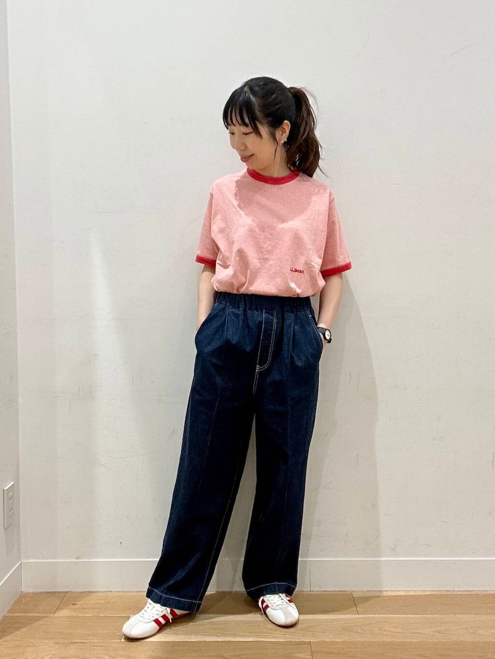 ブルー系のデニムパンツ、ホワイト系のシャツ/ブラウスを着用したレディースの春コーディネートの5枚目の写真