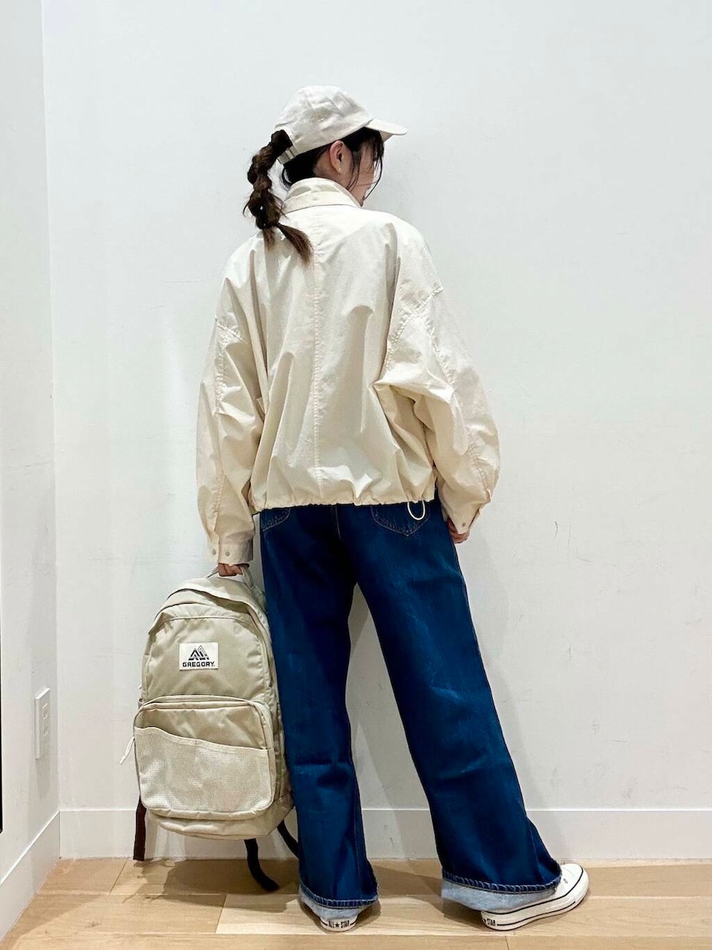 ホワイト系のスニーカー、ホワイト系のマウンテンパーカー、レッド系のTシャツ/カットソーを着用したレディースの春コーディネートの2枚目の写真