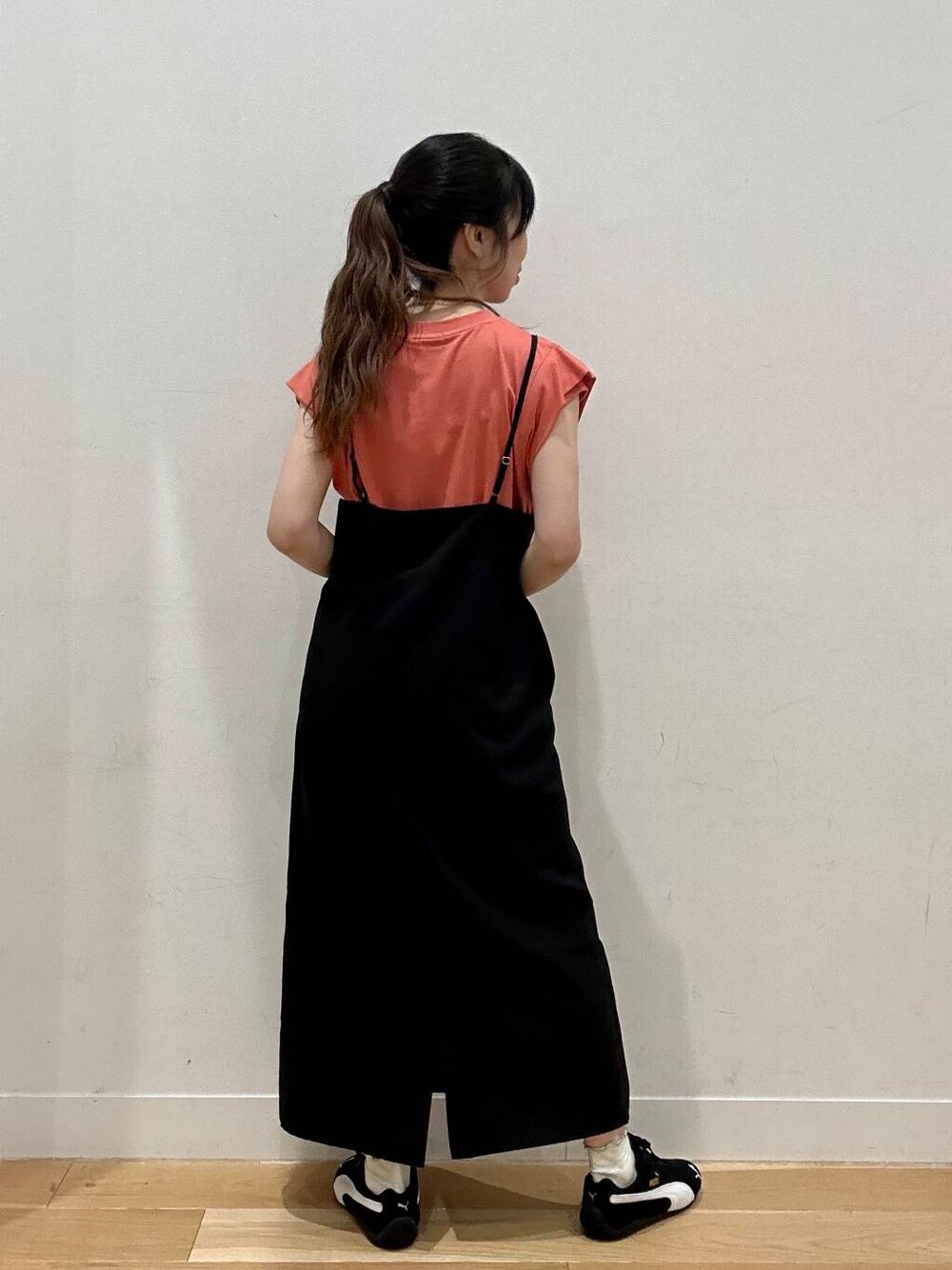 ブラック系のスニーカー、ブラウン系のTシャツ/カットソー、ブラック系のワンピースを着用したレディースの夏コーディネートの2枚目の写真