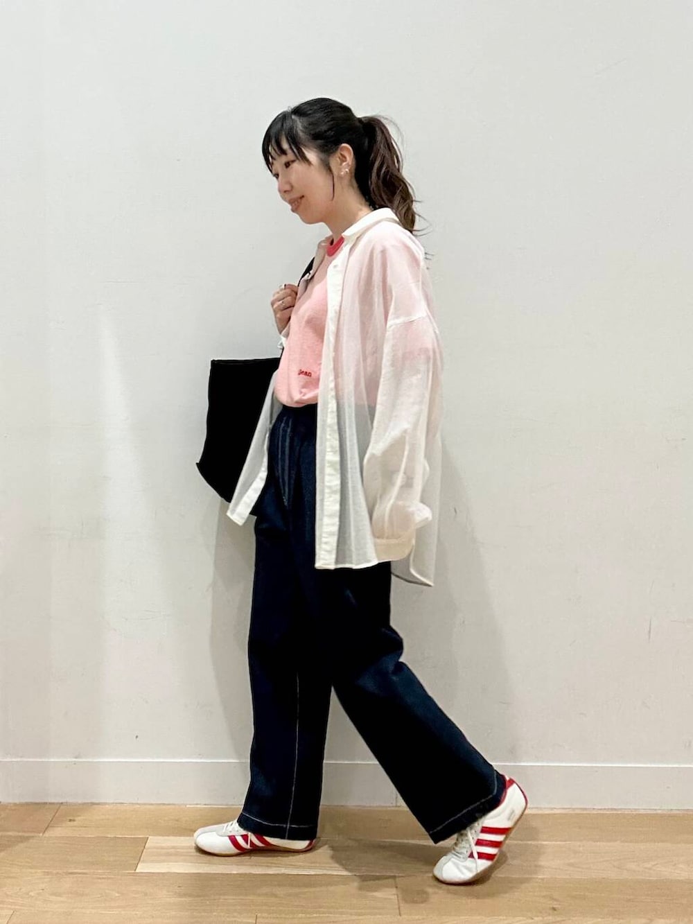 ブルー系のデニムパンツ、ホワイト系のシャツ/ブラウスを着用したレディースの春コーディネートの3枚目の写真